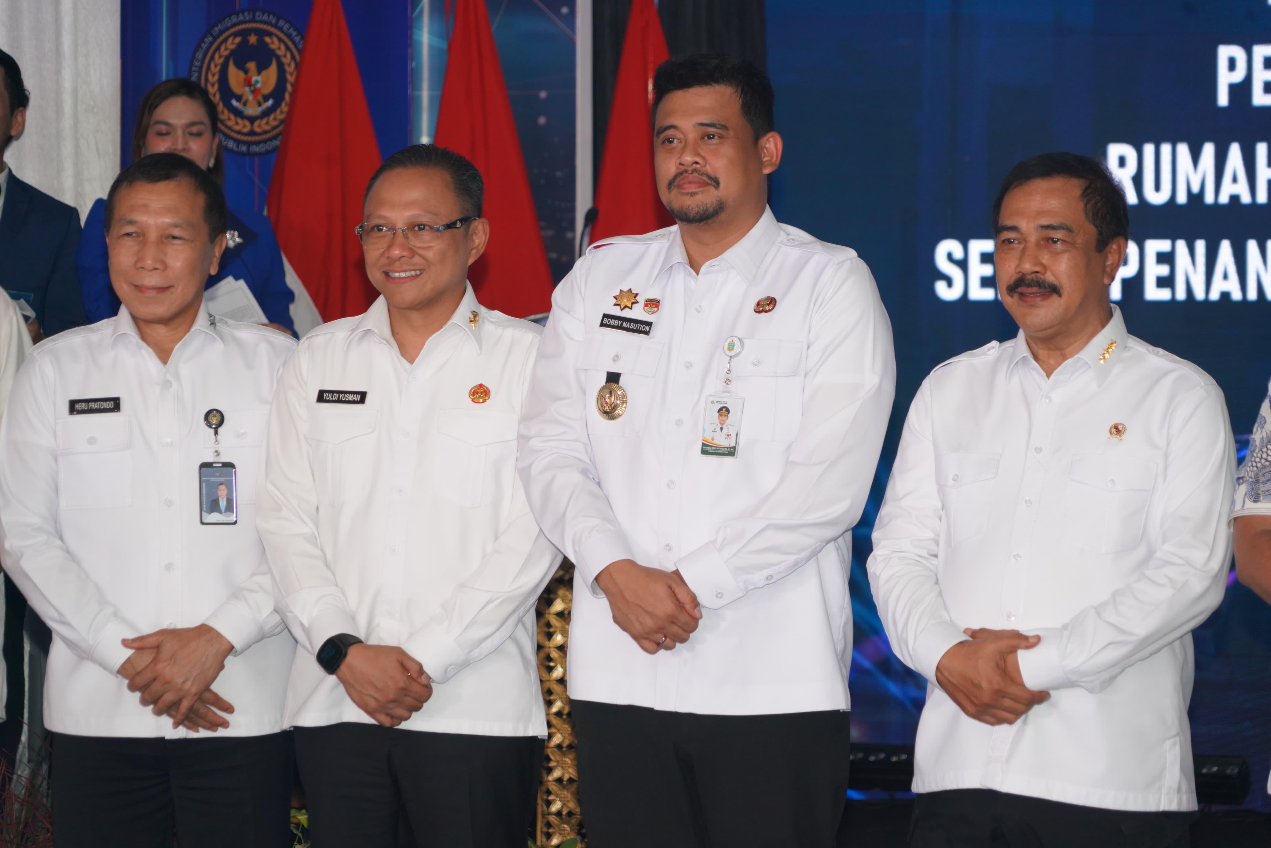 Menteri Imipas Resmikan 30 Unit Autogate di Bandara Kualanamu Menteri Imipas Resmikan 30 Unit Autogate di Bandara Kualanamu